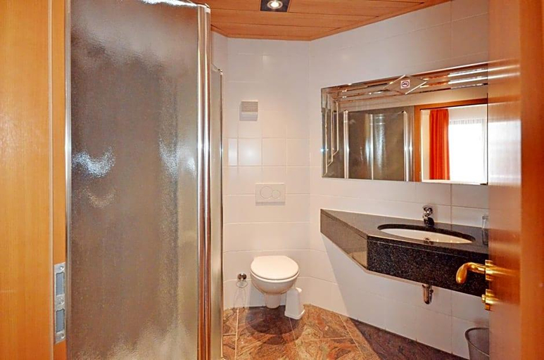 Bathroom 4, Landgasthof Scheubel, Erlangen-Höchstadt