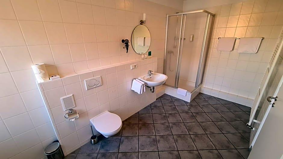 Bathroom 4, Gasthof Schillereck, Bergstraße