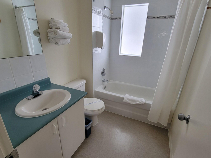 Bathroom 3, Mountain Springs Motel, East Kootenay