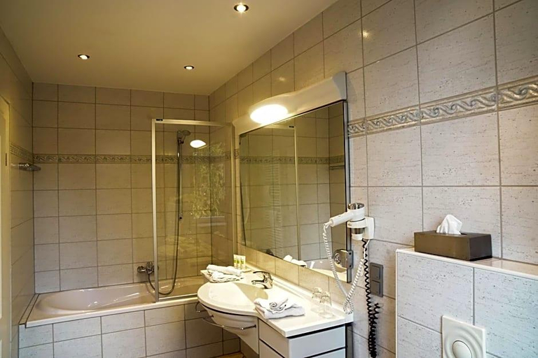 Bathroom 5, Altes Zollhaus, Schaumburg