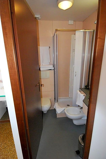 Bathroom 4, Albergo La Vela, Genova