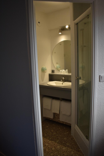 Bathroom 1, Cat Hotel, Drôme