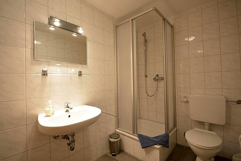 Bathroom 4, Landgasthof Kelzenberg, Rhein-Kreis Neuss