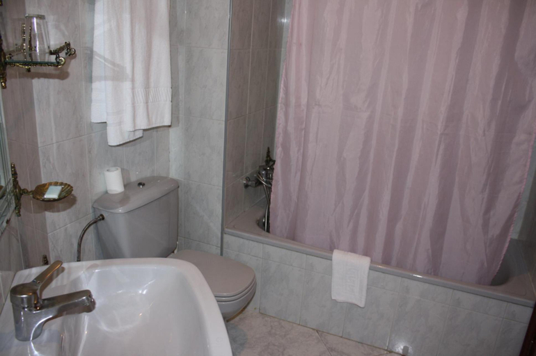 Bathroom 4, Hotel Cristaleiro, Pontevedra