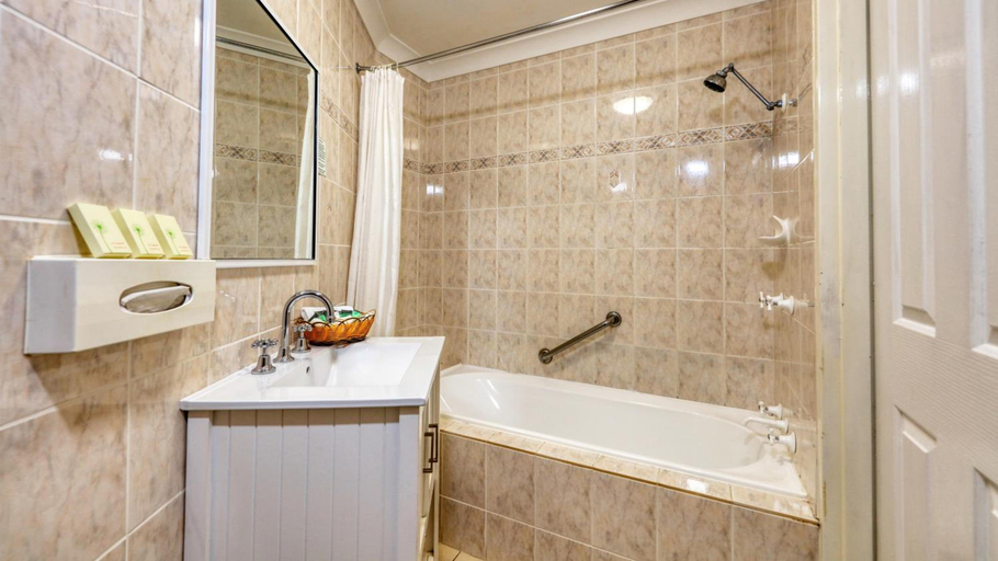 Bathroom 3, Canowindra Riverview Motel, Cabonne