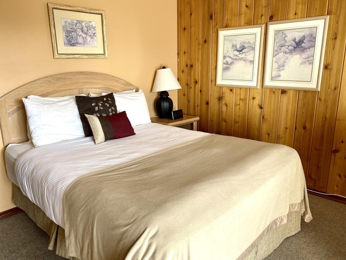 Bedroom 5, Rocky Mountain Springs Lodge, East Kootenay