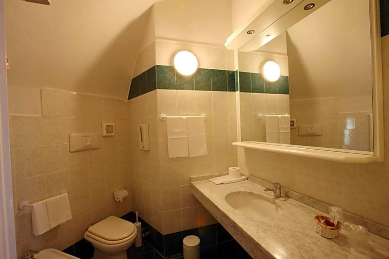 Bathroom 4, Etoile Du Nord, Aosta