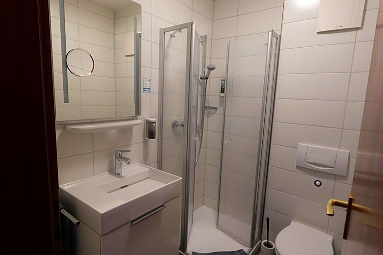 Bathroom 5, Hotel Weinhaus Zum Schwarzen Bv Ren, Koblenz