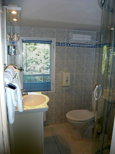 Bathroom 4, Hotel Mistral, Bouches-du-Rhône