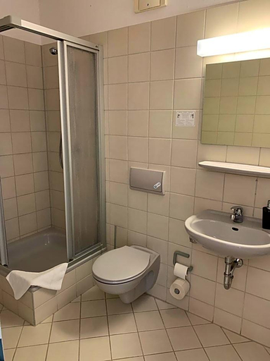 Bathroom 4, Hotel Rosengarten, Frankfurt (Oder)