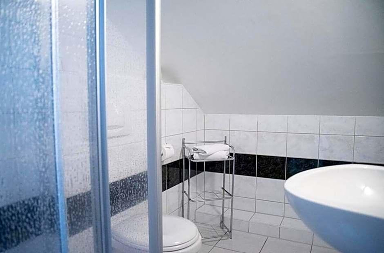 Bathroom 3, Hotel Brauhaus Weyhausen, Gifhorn