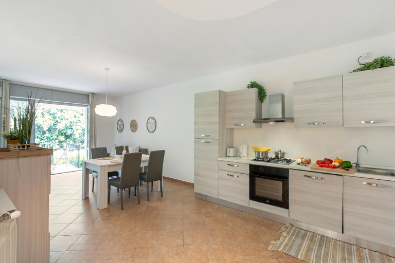 Private kitchen, Residenza il Mulino: Lake Maggiore Ispra Apt With Terrace, Varese