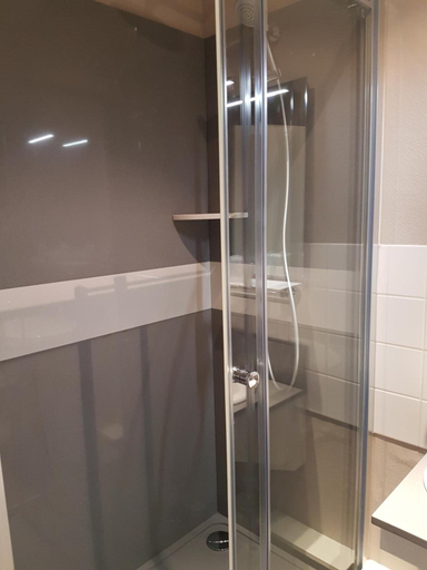 Bathroom 3, Le Corbeau, Côte-d'Or