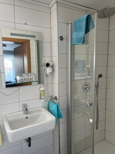 Bathroom 4, Hotel Restaurant Bv Rgerstuben, Neu-Ulm