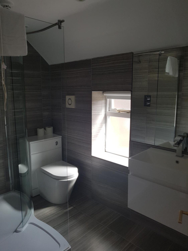 Bathroom 4, The Angel Inn, Wiltshire