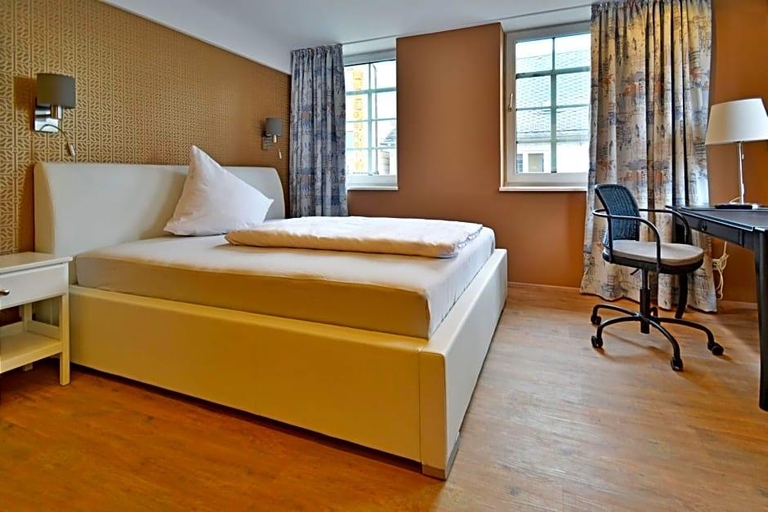 Bedroom 3, Hotel Zur Goldenen Sonne, Hochtaunuskreis