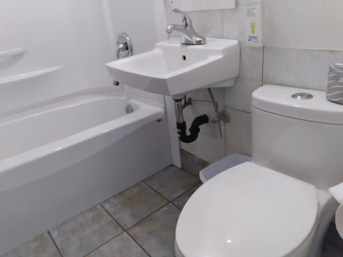 Bathroom 3, Dolphin Motel, Alberni-Clayoquot