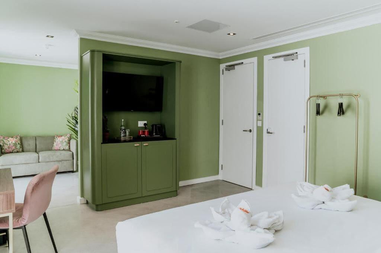 Room 4, King Charles Hotel