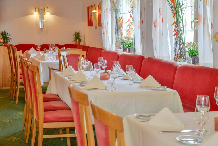 Restaurant 2, Mayers Waldhorn Zwischen Reutlingen Und Tv Bingen, Tübingen