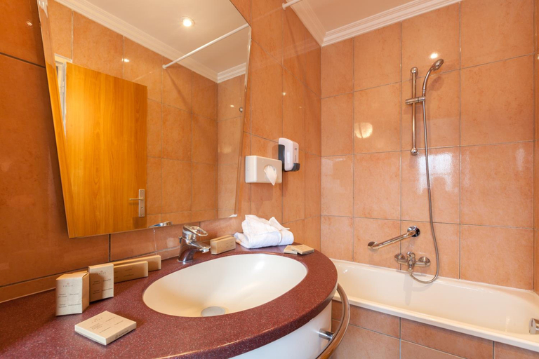 Bathroom 3, Grand Hôtel Amelot, Paris