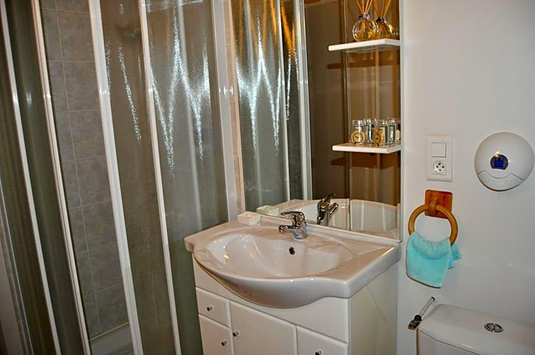 Bathroom 4, L Auberge Du Tire Bouchon, Loire-Atlantique
