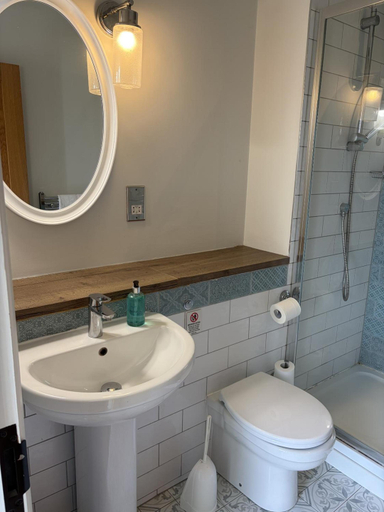 Bathroom 4, The Walhampton Arms, Hampshire
