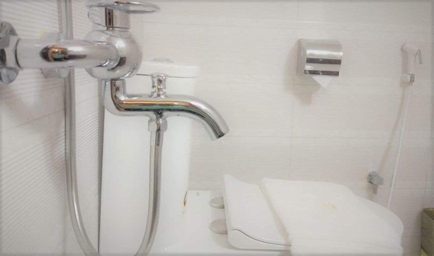 Bathroom 4, Royal Inn Dhaka, Dhaka