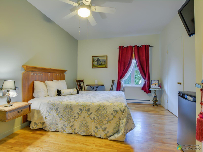 Bedroom 4, Auberge Akamaraska, Kamouraska