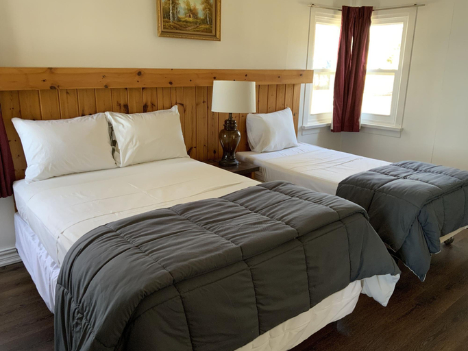 Bedroom 3, Tally Ho Inn, Muskoka