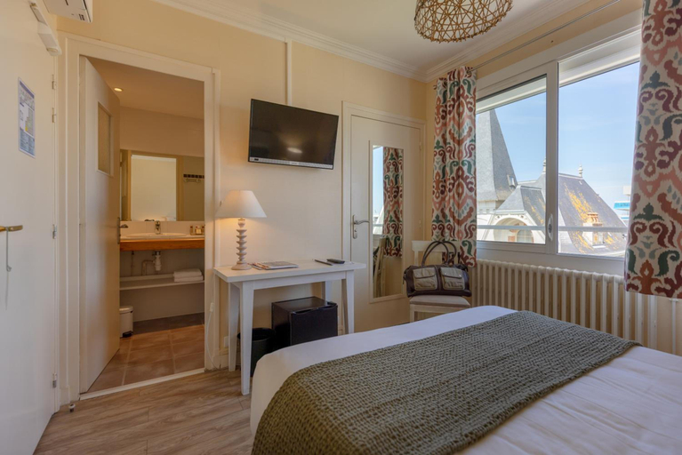 Bedroom 4, Family Golf Hotel, Charente-Maritime