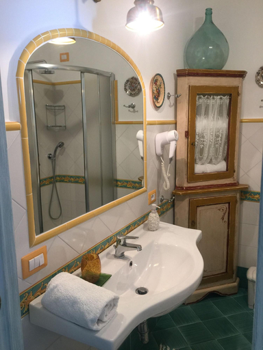 Bathroom 3, Calanteluna, Salerno
