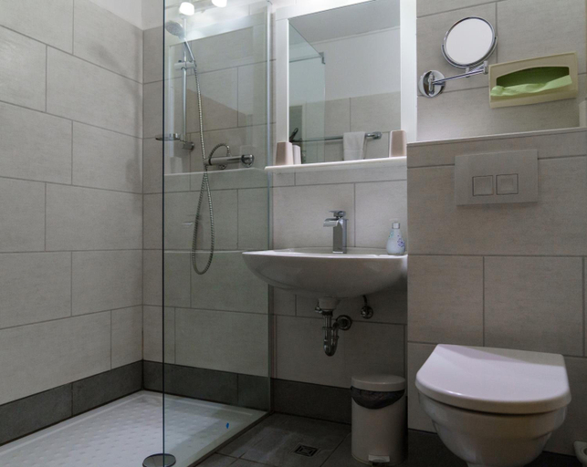Bathroom 4, Hotel Scholz, Lüchow-Dannenberg