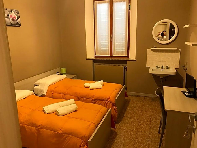Room 2, Hotel Centrale, Piacenza