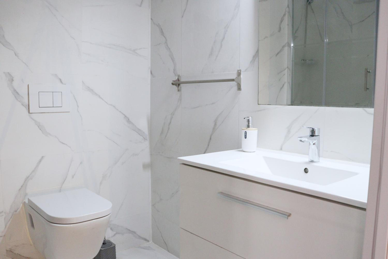 Bathroom 5, Lullaby By Hamilton, Barcelona