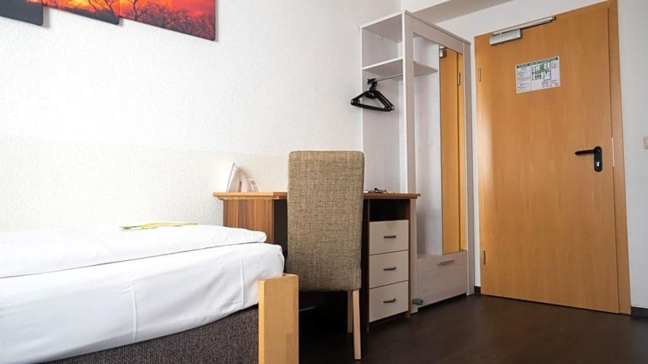 Bedroom 3, Aalreuse, Rostock