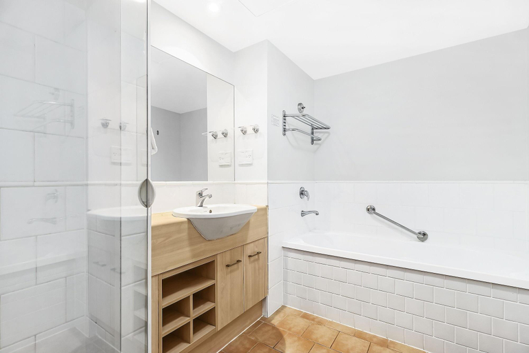 Bathroom 4, Hope Harbour Hotel, Gold Coast
