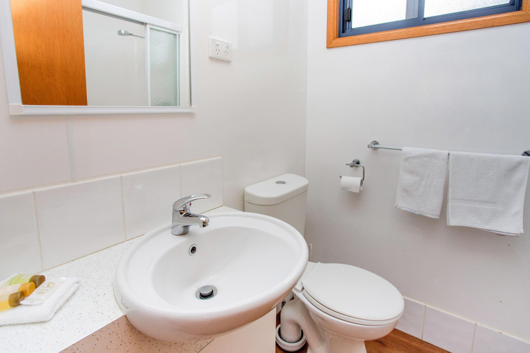 Room 2, Albury Gardens Tourist Park, Albury