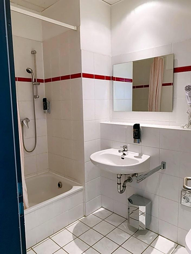 Bathroom 5, Hotel Birkenwerder, Oberhavel
