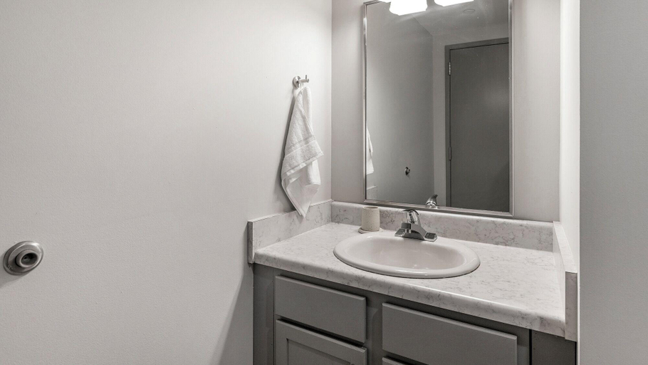 Bathroom, Birmingham Business District Apartments by Landing, Jefferson