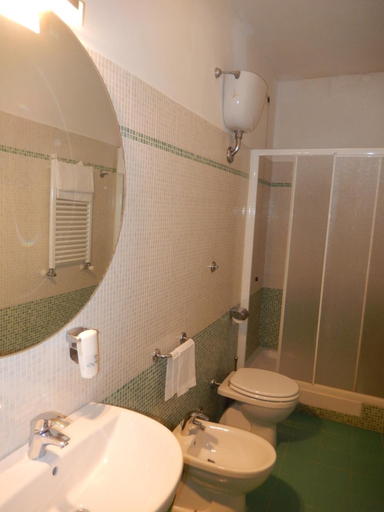 Bathroom 3, Albergo Dei Leoni, Rome