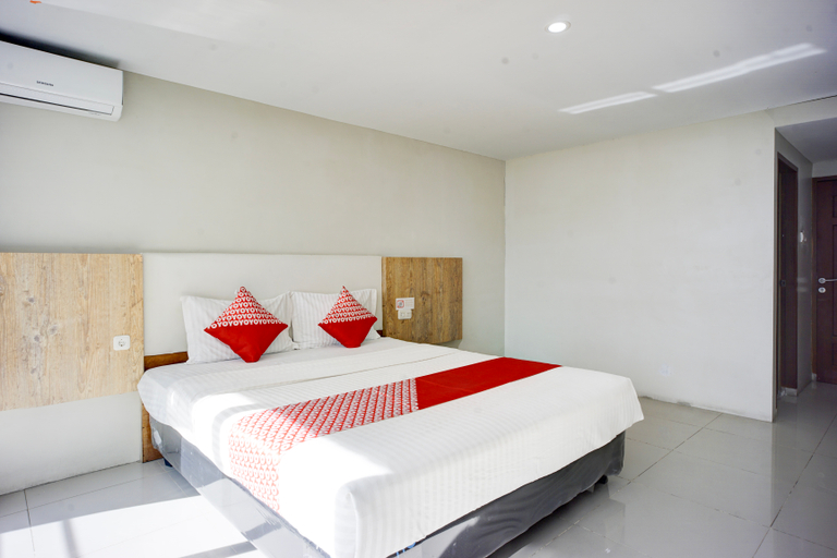 Room 2, Collection O Gapura Hotel Near Parapat Penatapan D, Simalungun