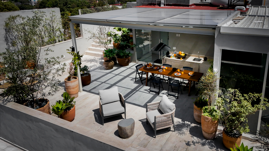 Exterior & Views