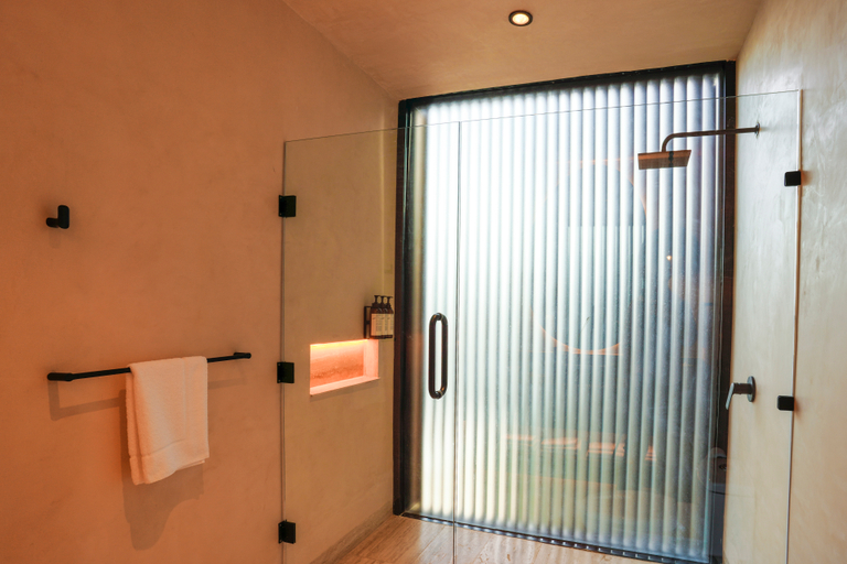 Bathroom 5, Trobbu, Cozumel