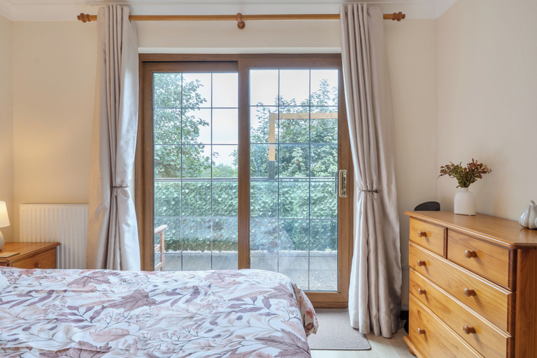 Room 4, 2-bed - Sleeps 4 - Parking & Ev Charging, Cornwall