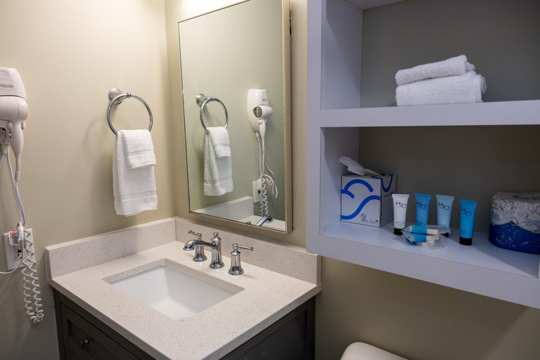 Bathroom 4, Olde Harbour Inn, Chatham
