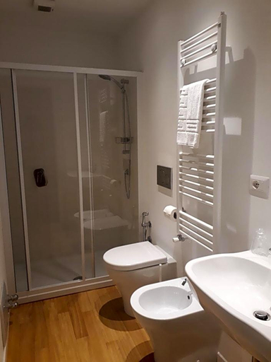 Bathroom 5, Luna Blu, La Spezia