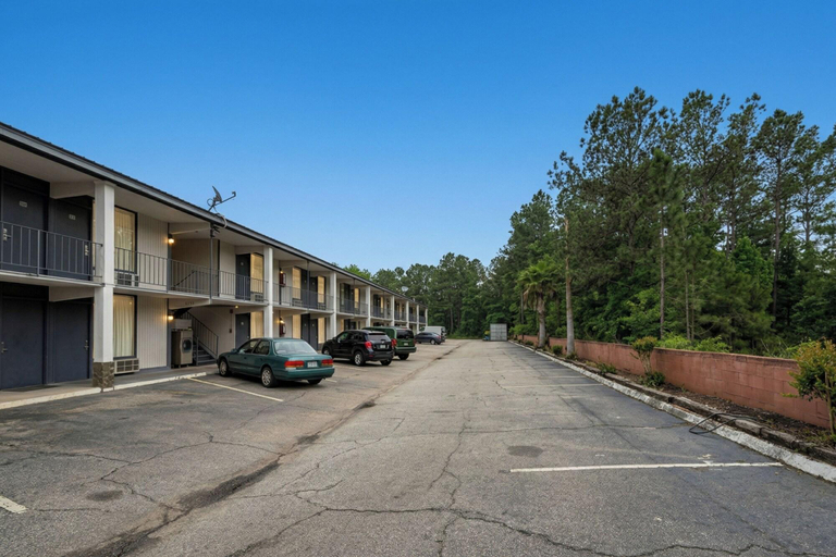 General view 2, 8 Inn, Sumter