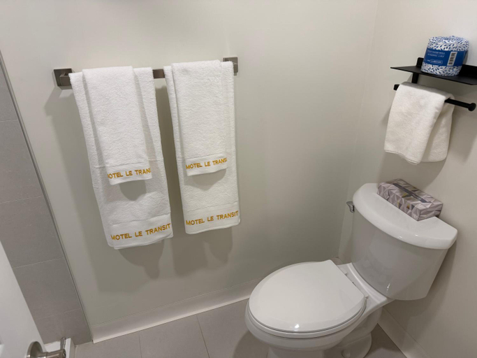 Bathroom 5, Hotel Transit, La Vallée-du-Richelieu