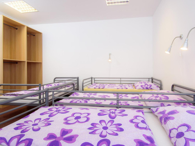 Bedroom 4, Hostel Bohemia, Praha 9
