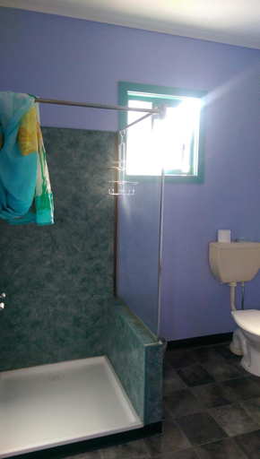 Bathroom 3, Anglesea Backpackers, Surf Coast - West